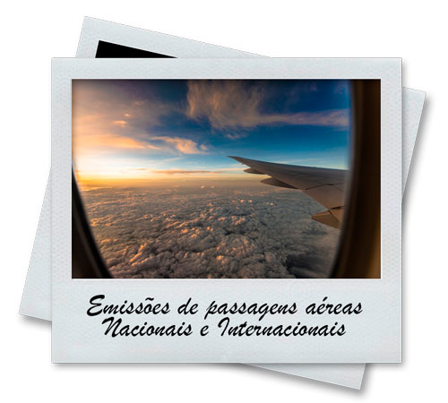 visão de dentro de avião para as nuvens